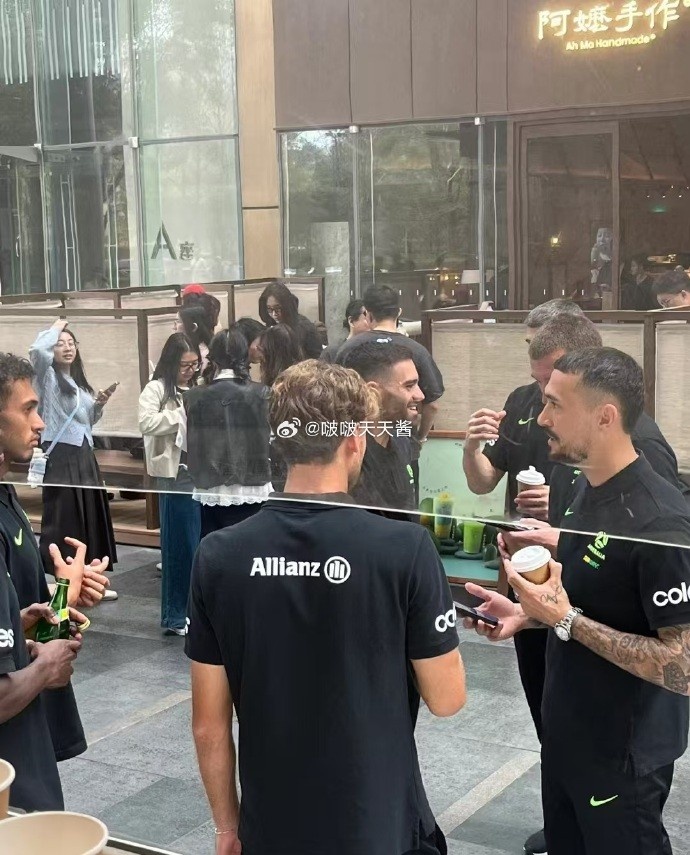 松弛感拉滿！澳大利亞隊員在杭州街頭喝奶茶