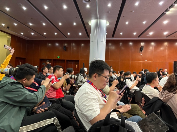 萬眾矚目！記者擠滿國足賽前新聞發(fā)布廳，賽場記者預計超300人